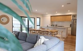 Madeley Family Getaway- Sleeping 8, Central, Aircon, Close To Shops, Beach, Parks, Spacious
